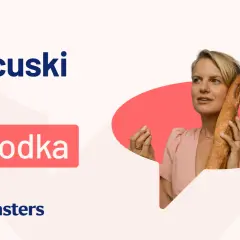 Kobieta trzymająca bagietkę przy uchu, jakby rozmawiała przez telefon.