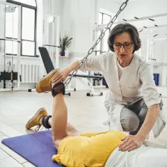 Fizjoterapeuta to lekarz? Nie! Poznaj ich role i uprawnienia