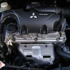 Silnik Mitsubishi Colt 1.3 95KM MIVEC. Jaki olej? Zobacz korek wlewu oleju.