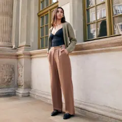 Elegancka stylizacja: czarny top, kardigan i brązowe, szerokie spodnie 7/8. Idealne buty do szerokich spodni 7/8 to mokasyny.
