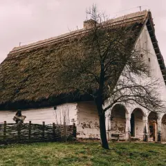 Skanseny Kujawsko-Pomorskie: Przewodnik po 3 wyjątkowych miejscach