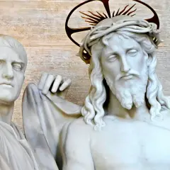 Piłat, który skazał Jezusa na śmierć, trzyma szatę Chrystusa.
