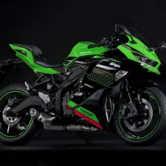 Kawasaki ZX-25R Ninja, una moto deportiva verde y negra con detalles de panal, lista para la velocidad.
