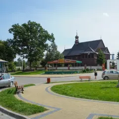 Drewniany kościół, sklep z narzędziami i pomnik tworzą urokliwe jeruzal atrakcje.
