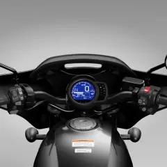 Panel de control de moto con pantalla digital mostrando RPM, velocidad y hora. El par motor de una moto se siente en la aceleración.
