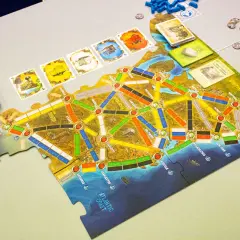 Brettspiel "Zug um Zug: Legenden des Westens" mit Spielbrett, Karten und Zügen.