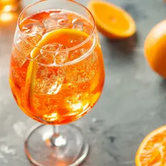 Orzeźwiające, proste drinki z prosecco i pomarańczą, pełne lodowych kostek i bąbelków. Idealne na letnie popołudnie.