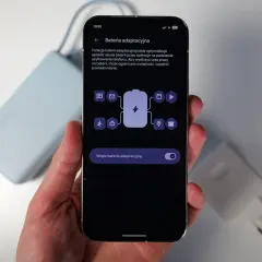 Ekran telefonu z ustawieniami baterii adaptacyjnej. Dowiedz się, jak wyłączyć optymalizację baterii, aby wydłużyć czas pracy urządzenia.