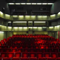 Puste, czerwone fotele w teatrze Bagatela im. Tadeusza Boya-Żeleńskiego czekają na widzów.