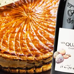 Galette des rois dorée et croustillante à côté d'une bouteille de Châteauneuf-du-Pape. Le parfait accord pour savoir que boire avec galette des rois.
