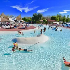 Dzieci bawią się w wodzie w Barricata Holiday Village. Słoneczny dzień, błękitne niebo i mnóstwo radości.