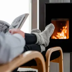 Mysig stund med en bok och värmande lågor från en pelletskamin.