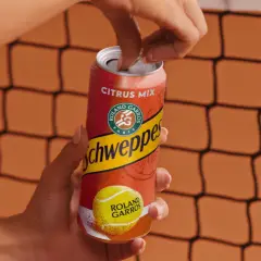 Otwierana puszka Schweppes Citrus Mix z logo Roland Garros. Czy schweppes jest zdrowy? To pytanie zadaje sobie wielu, ale orzeźwienie po wysiłku jest bezcenne.
