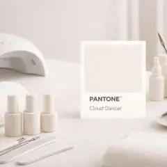 Set per manicure con smalti color pantone crema "Cloud Dancer", lampada UV e accessori.