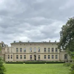 Pałac w Ostromecku, z pięknym ogrodem i zielenią, to jedna z głównych atrakcji regionu.