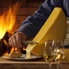 Une demi-meule de raclette fondante, parfaite pour un repas convivial. Combien de personnes cette merveille peut-elle régaler ?