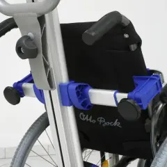 Specjalistyczny wózek inwalidzki z systemem ułatwiającym transport po schodach.