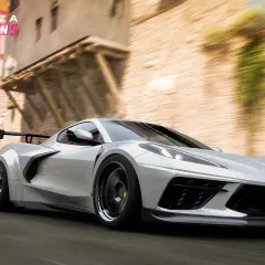 Biały samochód sportowy ściga się po ulicy w Forza Horizon 5.