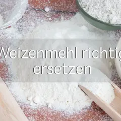 Mehlhaufen mit Sieb und Holzschaufel. Hier erfährst du, wie du Weizenmehl richtig ersetzen kannst, auch wenn du kein Mehl Typ 00 vergleichbar hast.