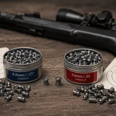 Plombs 4.5mm et 5.5mm, prêts pour le tir. La différence est notable pour le tireur averti.