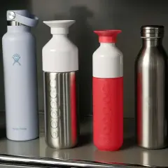 Sechs Trinkflaschen in verschiedenen Farben und Materialien, darunter ein Testsieger für Sport.