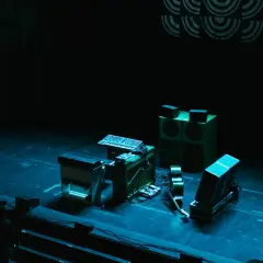 Scen för jazzfestival med synthesizers, högtalare och en fiol.
