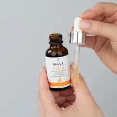 Serum z witaminą C: Jak wybrać idealne dla Twojej skóry?