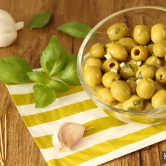 Olives vertes marinées à l'ail et aux herbes, parfaites pour une recette simple et savoureuse.