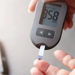 Pomiar cukru glukometrem. Dowiedz się, jak szybko zbić cukier domowym sposobem, gdy wynik jest wysoki.