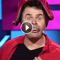 Jacek Balcerzak z kabaretu Paranienormalni: niezwykła postać i jej humor