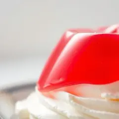 Ile kalorii ma galaretka? Cukier, owoce, bita śmietana liczymy!
