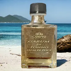 Flasche mit Garum di Tonno, einer Fischsauce, die an der Küste Sardiniens hergestellt wird. Der Geschmack erinnert an die salzige Luft und die Aromen von Bottarga di Muggine.