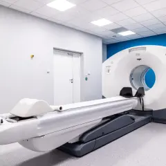 Nowoczesny aparat PET-CT w gabinecie diagnostycznym. Sprawdź, jaka jest badanie PET cena i umów się na wizytę.