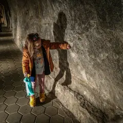 Mała dziewczynka odkrywa kopalnię soli w Wieliczce. To świetne atrakcje dla dzieci, pełne tajemnic i niezwykłych widoków.