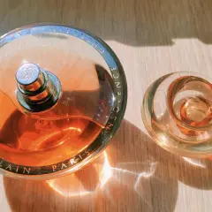 Perfumy Guerlain Insolence w szklanych flakonach, z wygrawerowaną nazwą marki i produktu.