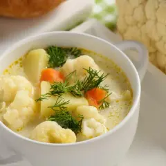 Jak zrobić zupę kalafiorową jak u babci? Odkryj jej sekrety!