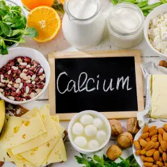 Assiette de fromage, lait, yaourt, amandes, haricots et autres aliments riches en calcium.