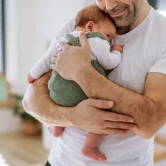 Ojciec tuli noworodka. W jakim wieku dziecko najbardziej potrzebuje ojca? W każdym, ale szczególnie w pierwszych miesiącach życia, gdy buduje więź i poczucie bezpieczeństwa.