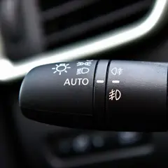 Przełącznik świateł z opcją AUTO. W dzień jeździ się na światłach dziennych lub włączonych automatycznie.