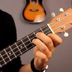 Jak zagrać na ukulele: proste techniki i akordy dla początkujących