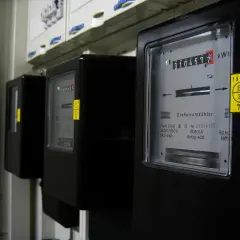 Szereg liczników energii elektrycznej, każdy z numerem PPE Tauron.