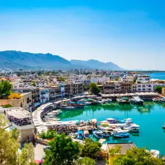 Kyrenia, Cypr. W styczniu temperatura jest łagodna, idealna na spacer po malowniczym porcie pełnym łodzi i restauracji.