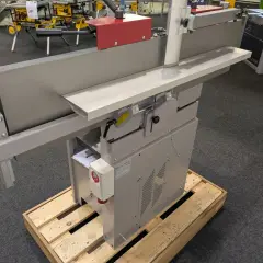 Détail d'une dégauchisseuse Hammer A3 31, machine à bois professionnelle, prête à l'emploi sur une palette en bois.