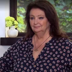 Anna Dymna, córka aktorki, w granatowej bluzce w brązowe kropki, z wisiorkiem na szyi.