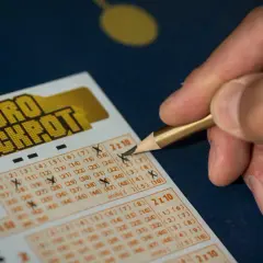 Dłoń z ołówkiem zaznacza liczby na kuponie Eurojackpot. Zastanawiasz się eurojackpot do której godziny? Sprawdź, zanim będzie za późno!