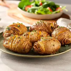 Krispiga potatisar i airfryer, toppade med färska örter. Perfekt tillbehör som ser lika god ut som den smakar.