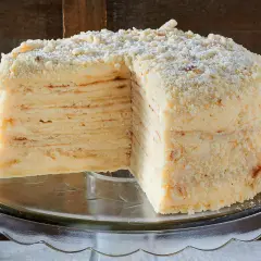 Schicht für Schicht ein Genuss: Dieses Napoleon Torte Rezept ergibt eine himmlische Torte mit vielen dünnen Teigschichten und cremiger Füllung, bestreut mit Krümeln.