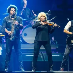 Bruce Springsteen och E Street Band spelar på Friends Arena. En violinist, saxofonist och trummis syns också på scenen.