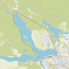 Trasa rowerowa wokół Jeziora Drwęckiego w Ostródzie. Widoczna droga S7 i fragment miasta.