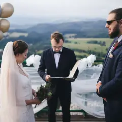 Para_młoda podczas ślubu cywilnego w górach. W tle malowniczy krajobraz, a obok balony.
